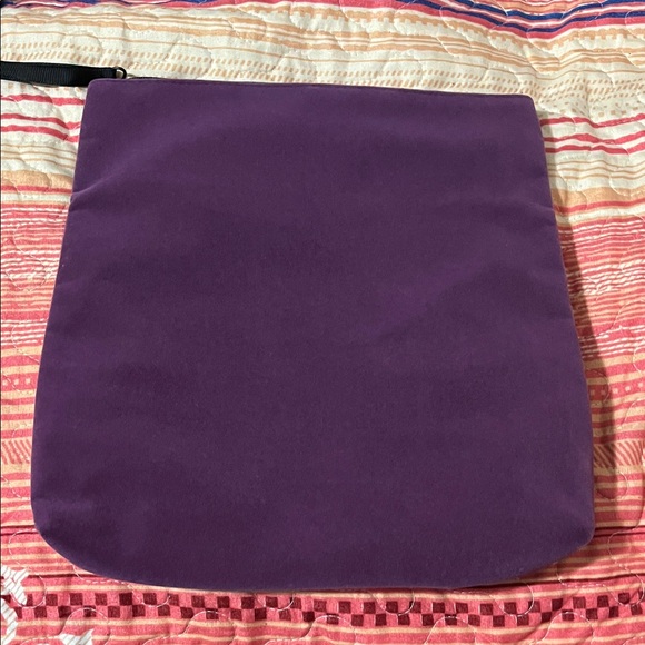 Gucci Luxurious Purple Velvet Beauty Bag - Picture 4 of 11